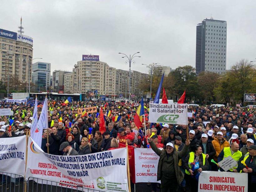 Revoltă în stradă. După protestul din fața Guvernului, mii de oameni au ajuns în Piața Constituției