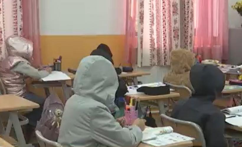 Peste 100 de elevi din Constanța învață în frig, după ce fochistul școlii s-a pensionat. “Ordonanța-trenuleț” a blocat angajările