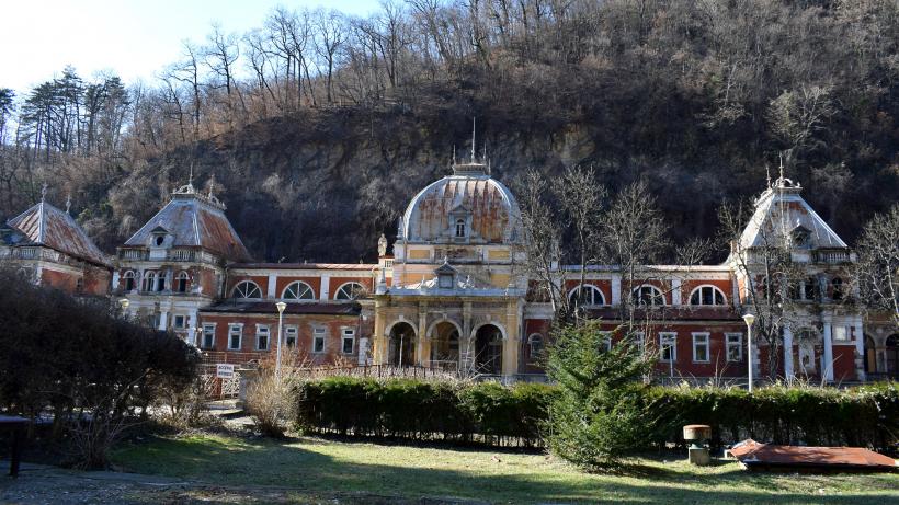 România recuperează 19 hoteluri şi băi termale din Băile Herculane. Decize în dosarul devalizării patrimoniului staţiunii