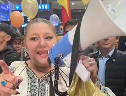 Diana Șoșoacă a tras cu artificii de ziua ei, lângă Ambasada Ucrainei. Jandarmii i-au spart petrecerea