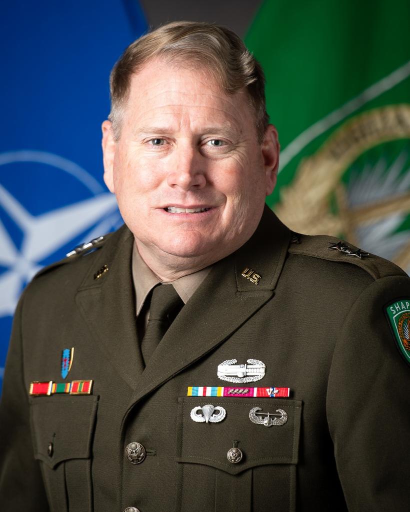 Nicușor Dan a decorat un general american pentru „sprijinul deosebit” acordat Armatei Române. Cine este Matthew J. Van Wagenen