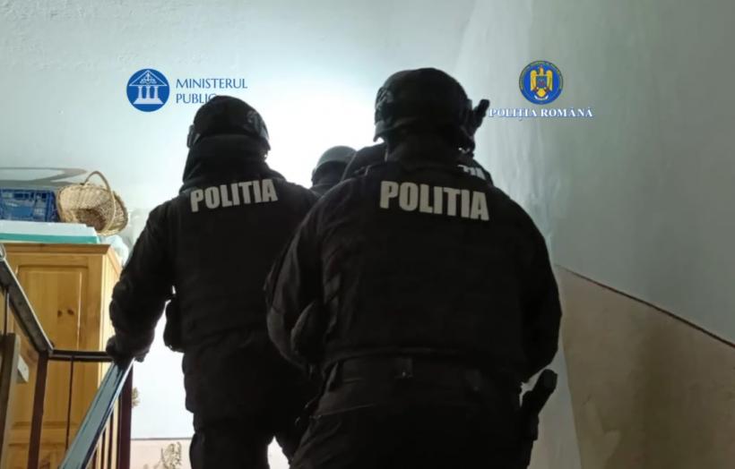 ”Fabrică” de documente false pentru persoane din Rusia, Ucraina, R. Moldova. Percheziții în Suceava, sunt vizați funcționari și primari