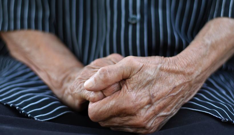 Perioada în care se primesc pensiile în decembrie. Peste două milioane de pensionari vor primi bani în plus, cu o condiție
