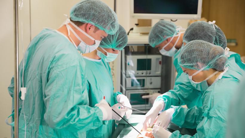 Societatea Română de Chirurgie Estetică reacționează ferm la acuzațiile aduse chirurgului plastician de depășire a competenţelor