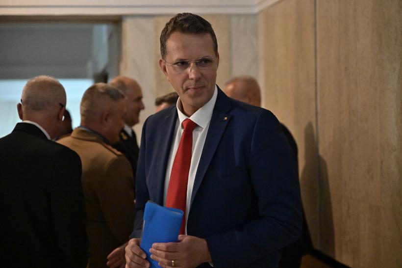 Ionuț Moșteanu a demisionat. Ministrul Apărării a fost acuzat că și-a falsificat CV-ul
