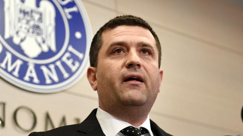 Radu Miruță, ministrul interimar la Apărare, și-a publicat diplomele pe Facebook: „Facultatea de Drept am făcut-o ca hobby”