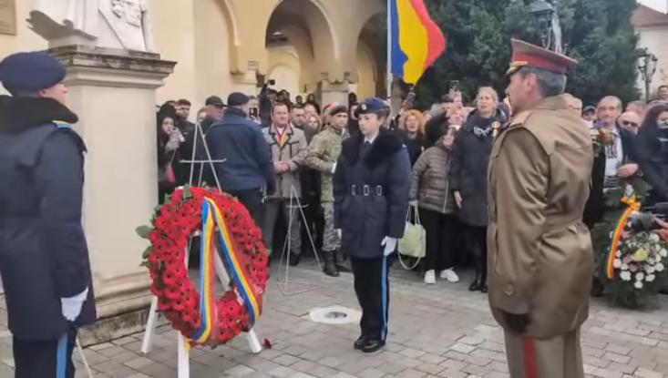 Huiduieli la Alba Iulia la un moment solemn dedicat Zilei Naționale, când a fost depusă coroana din partea președintelui Nicușor Dan