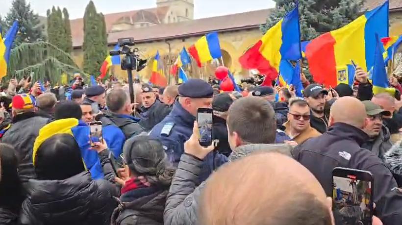 Susținătorii lui Călin Georgescu s-au îmbrâncit cu jandarmii și au forțat intrarea în Catedrala Reîntregirii, la Alba Iulia