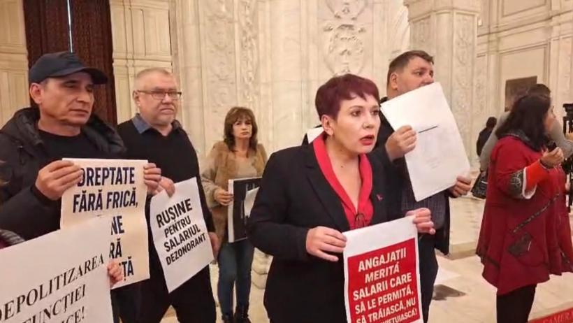 Ilie Bolojan, huiduit de angajații Parlamentului, la ședința solemnă de Ziua Națională. ”Fii bărbat, vino, reformatorule!”