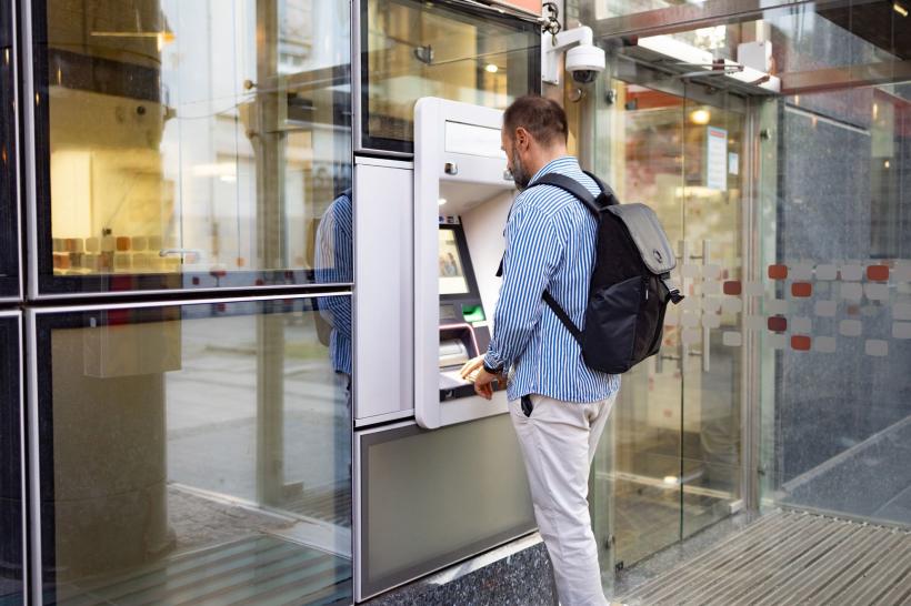 Un bărbat a încasat salarii timp de 10 ani, deși n-a fost nici măcar o zi la serviciu. Era angajat la stat