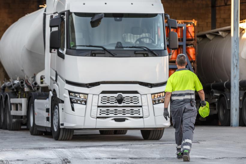 Cum vor fi protejați muncitorii din UE de „garanția pentru competențe”. Mînzatu: Sunt șoferi de TIR exploatați, joburi amenințate de AI