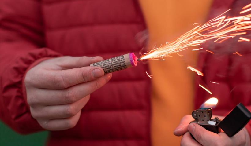 Persoanele care folosesc petarde sau artificii anul acesta riscă închisoarea. Articolele pirotehnice se vând "la liber" pe Internet