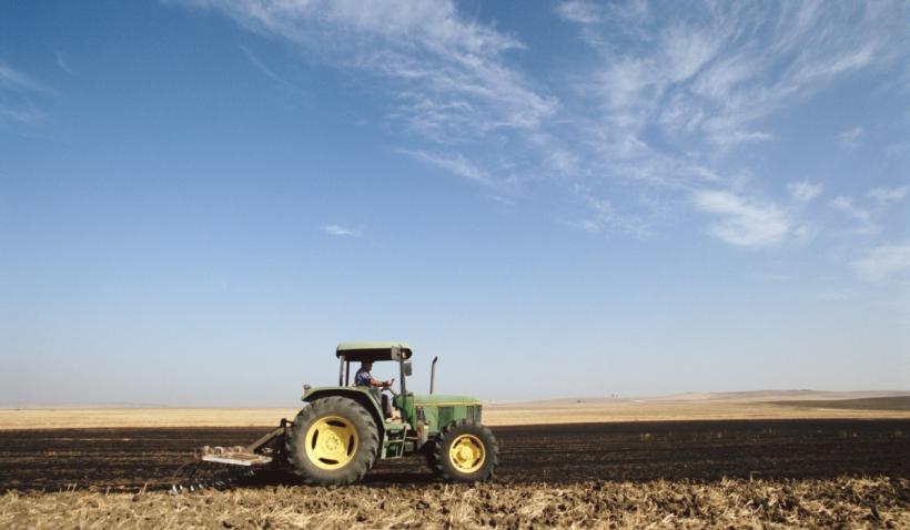 Producătorii agricoli din România solicită autorităților includerea solului în toate strategiile naționale de dezvoltare