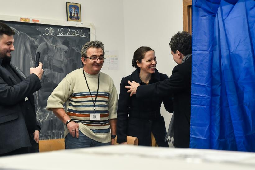 Ce răspunde Nicușor Dan când e întrebat de ce nu a votat și Mirabela Grădinaru: „Nu vă îngrijorați, totul e în regulă în familie”
