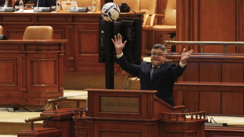 Moțiunea de cenzură împotriva Guvernului Bolojan a fost citită în Parlament. La final, Ninel Peia a aruncat mingea PSD