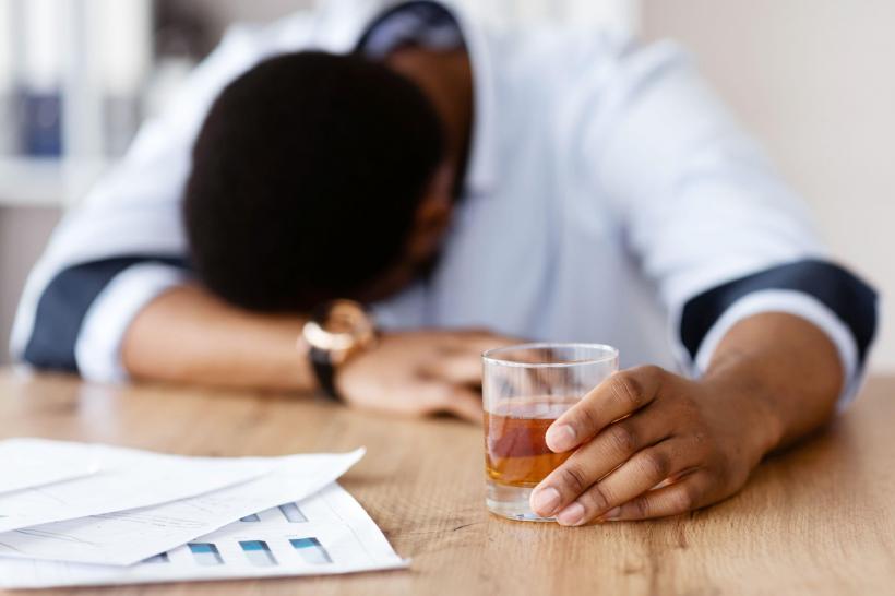 Românii sunt bolnavii Europei. Raportul sănătății în UE arată cifre dezastru despre cum ne ucid alcoolul, fumatul și mâncarea proastă