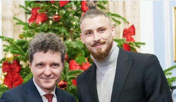 Nicușor Dan s-a întâlnit cu românii din Londra. La recepţia de la Ambasadă a participat şi fotbalistul Radu Drăguşin