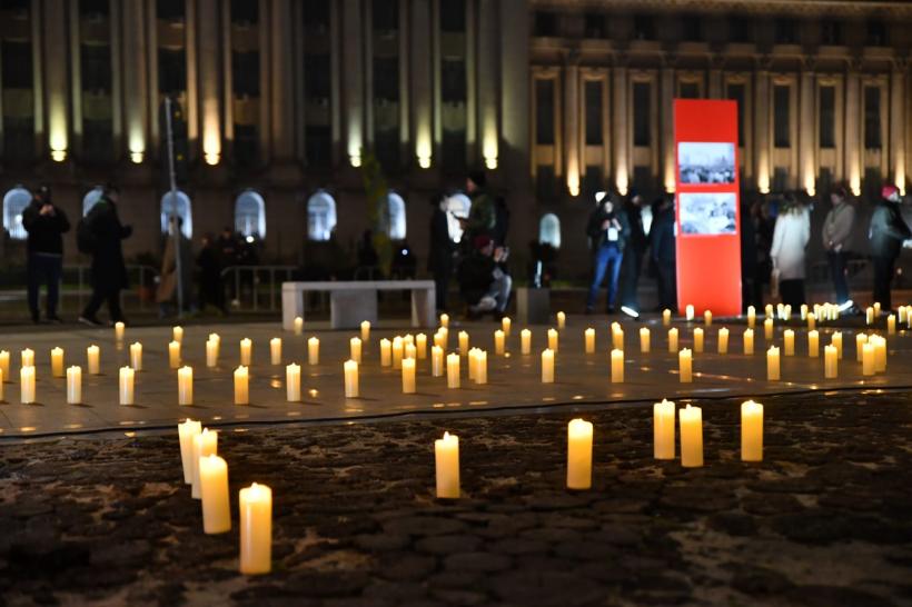 Bucureștenii au aprins candele și au ținut un moment de reculegere în Piața Revoluției, în memoria eroilor din decembrie 1989