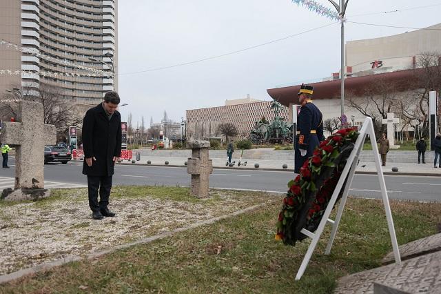 Nicuşor Dan a depus o coroană de flori la Monumentul Eroilor Revoluţiei din 1989, din Piaţa Universităţii