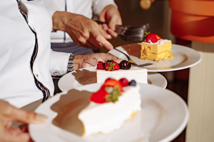 Un bărbat a fost concediat pentru că le-a adus colegilor prăjituri de ziua lui. A dat în judecată firma și a primit despăgubiri uriașe