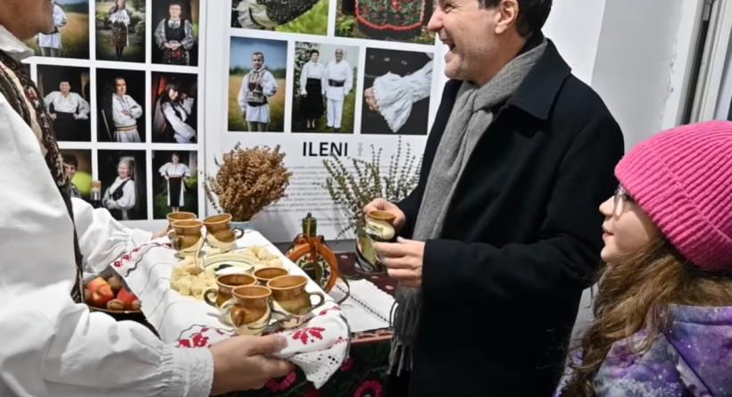 Nicușor Dan și fiica lui s-au dus să viziteze muzeul din Ileni. Oamenii i-au colindat: „Foaie verde de trifoi/ Președintele-i la noi”