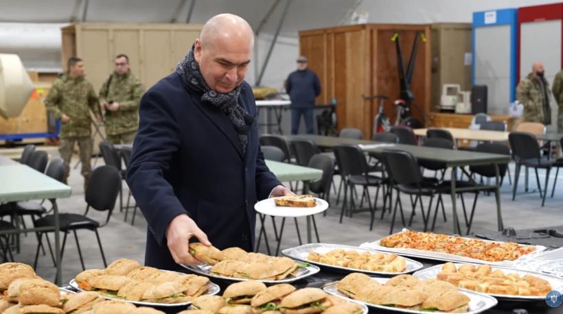 Imagini cu Ilie Bolojan, la popota cu soldații NATO, la baza de la Câmpia Turzii