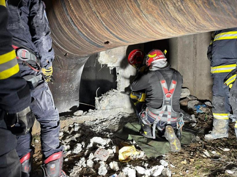 Bărbat blocat de 2 zile într-un canal, în Sectorul 5 din București. Oamenii l-au auzit țipând și au sunat la 112