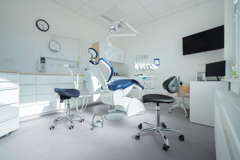 Un medic stomatolog de 35 de ani a fost găsit mort în cabinetul lui din Călărași. S-a deschis dosar penal de moarte suspectă