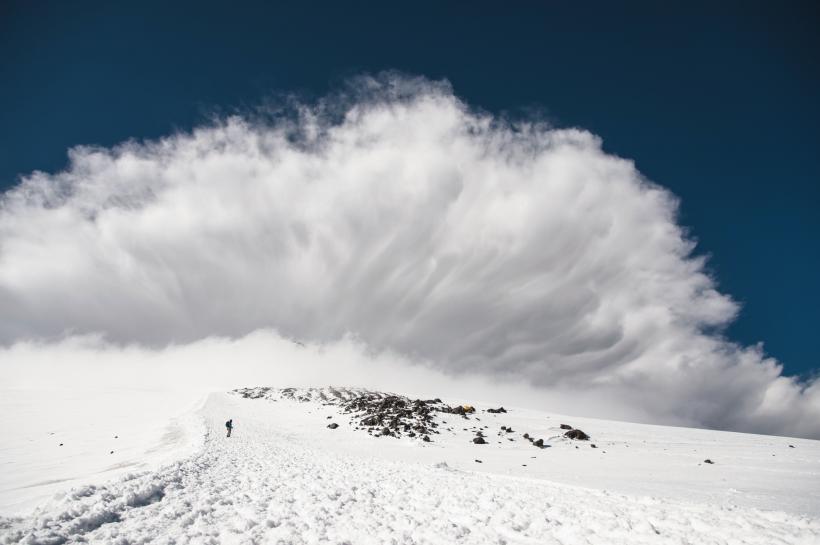 Risc ridicat de avalanșe în patru masive montane: Făgăraș, Bucegi, Țarcu și Godeanu. Cel mai mare strat de zăpadă e pe Vârful Omu