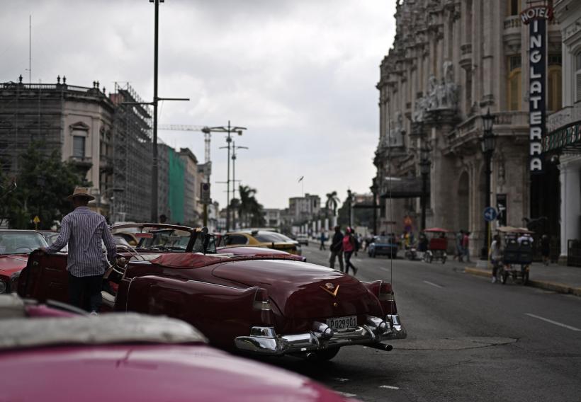 Un bărbat s-a înscris la rând pentru benzină în urmă cu trei luni și acum e pe locul 5.052. Țara unde s-a ajuns la o asemenea criză