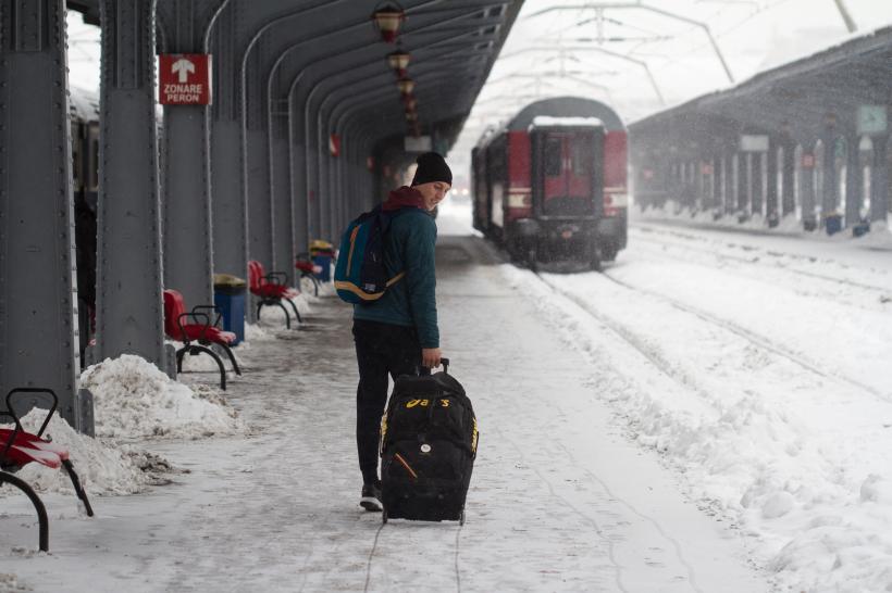 Circulația trenurilor, dată peste cap de ninsori. Întârzieri de peste patru ore pe ruta București–Curtici