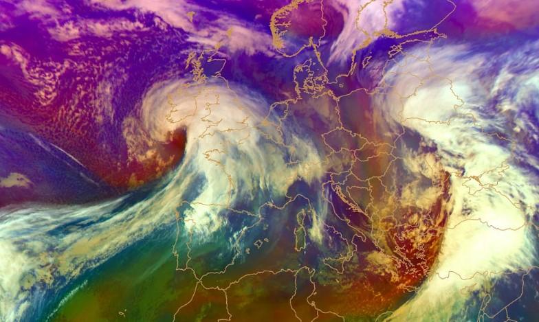 O „bombă meteorologică” lovește în această noapte Anglia și Franța. E alertă roșie de vânt, se anunță valuri de 9 metri pe coastă