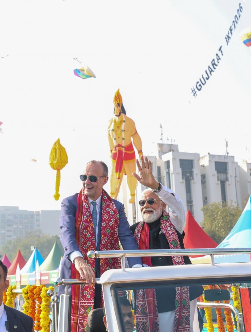 Galerie Foto - Merz și Modi au înălțat zmeie împreună, la un festival ...