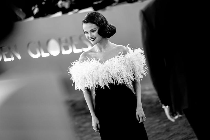 Selena Gomez a atras toate privirile la Globurile de Aur cu o rochie Chanel realizată special pentru ea în 320 de ore