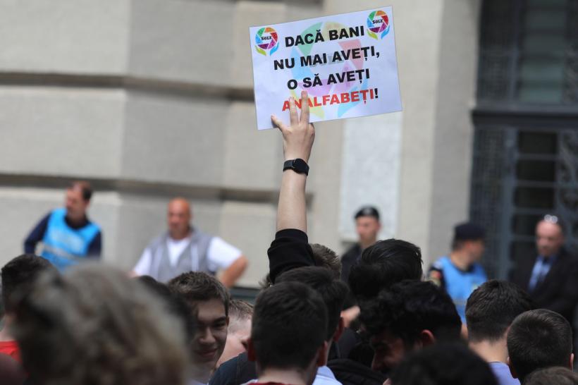 Studenții amenință că vor ieși în stradă dacă se reduc locurile la buget. Profesorii pregătesc greva generală înaintea examenelor