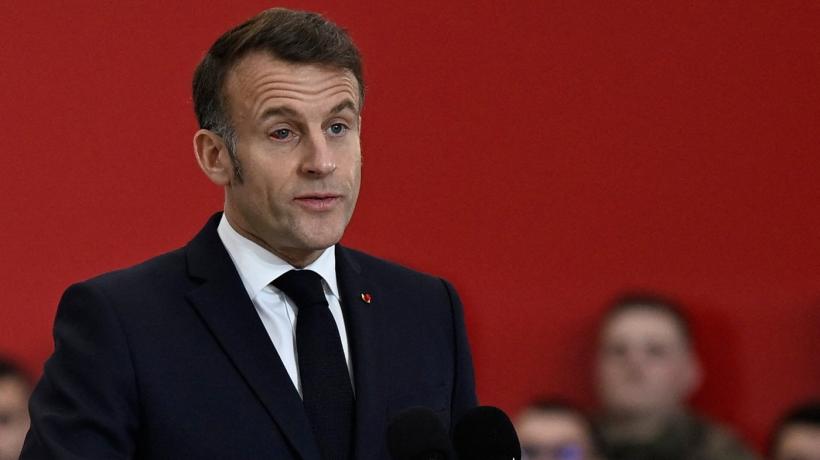 Emmanuel Macron a apărut cu un ochi roşu la o bază militară din Franţa: "Vă rog să mă iertați pentru aspectul neplăcut"
