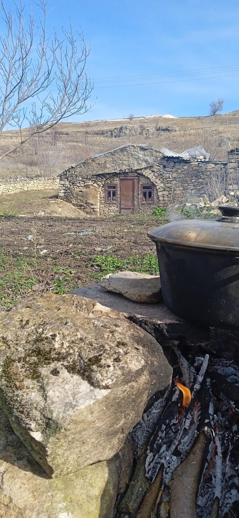 Galerie Foto - Casele de “hobbiți” dintr-un sat din Moldova atrag ...