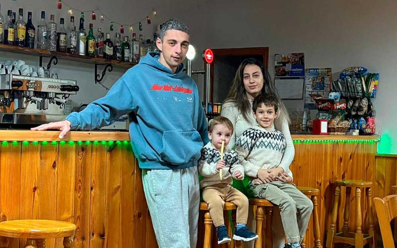 Doi români s-au mutat într-un sat cu 56 de locuitori din Spania și au deschis singurul bar din localitate