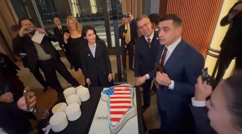 George Simion a tăiat un tort cu Groenlanda, pe care era un steag american, la un eveniment în SUA