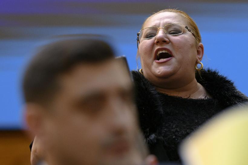 Șoșoacă îl atacă dur pe Simion pentru că a tăiat un tort cu Groenlanda, decorat cu steagul SUA: „Inconştienţă geopolitică și servilism”