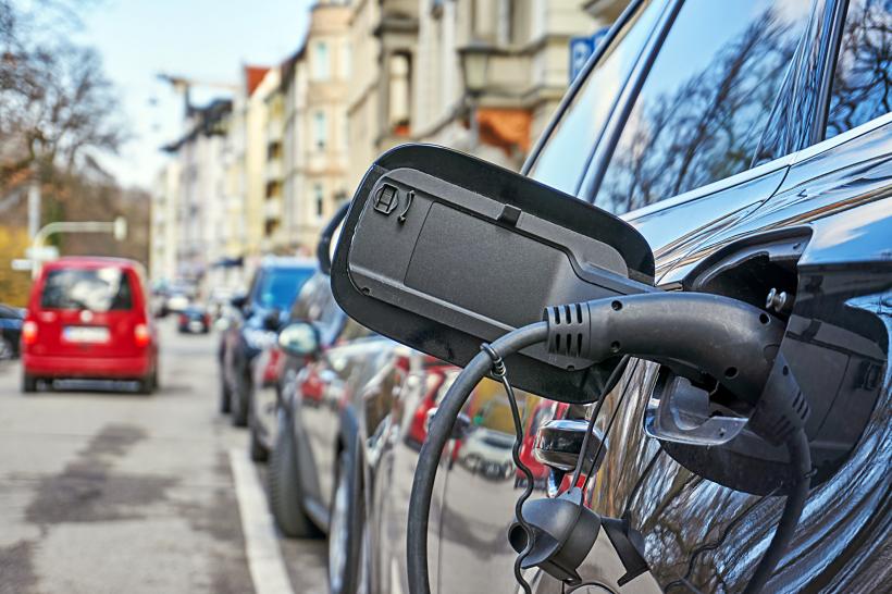 Bolojan vrea eliminarea facilităților pentru vehiculele hibride: „Cineva trebuie să plătească asfaltul pe care circulă aceste mașini”