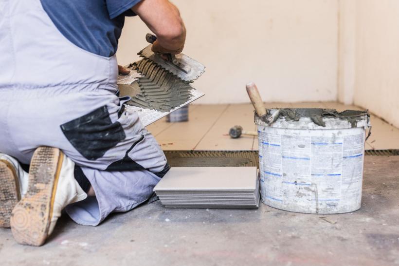 Doi soți care au cumpărat o biserică veche ca să o transforme în casă au făcut o descoperire înfiorătoare sub podea, în timp ce renovau