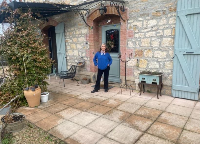 După ce și-a dat toate economiile de-o viață pe o casă, o femeie a aflat că autobuzele îi vor traversa grădina, în Franța