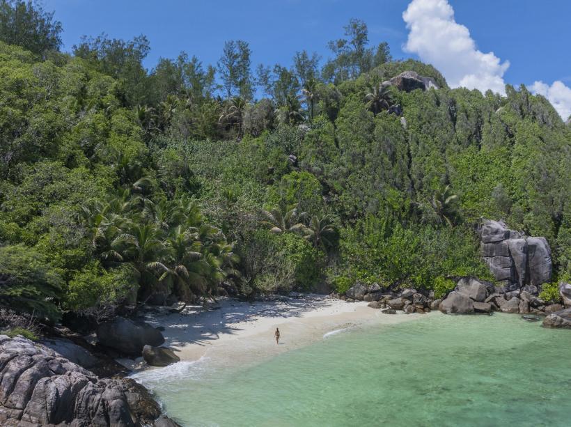 Bărbatul care a cumpărat o insulă pustie cu 9.000 € și a transformat-o în refugiu anti bogați. A refuzat să o vândă cu 50 milioane $