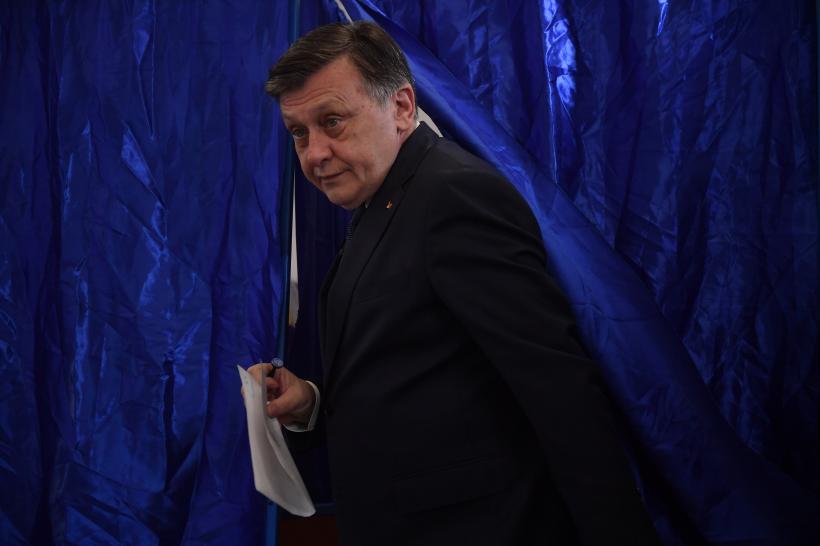 Crin Antonescu îl atacă dur pe Nicușor Dan: „România nu prea are președinte, suntem la bagaje, nu avem politică externă”