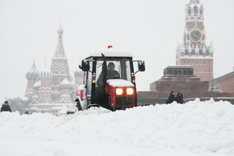 Moscova, lovită de cele mai abundente ninsori din ultimii peste 200 de ani. Strat record de zăpadă