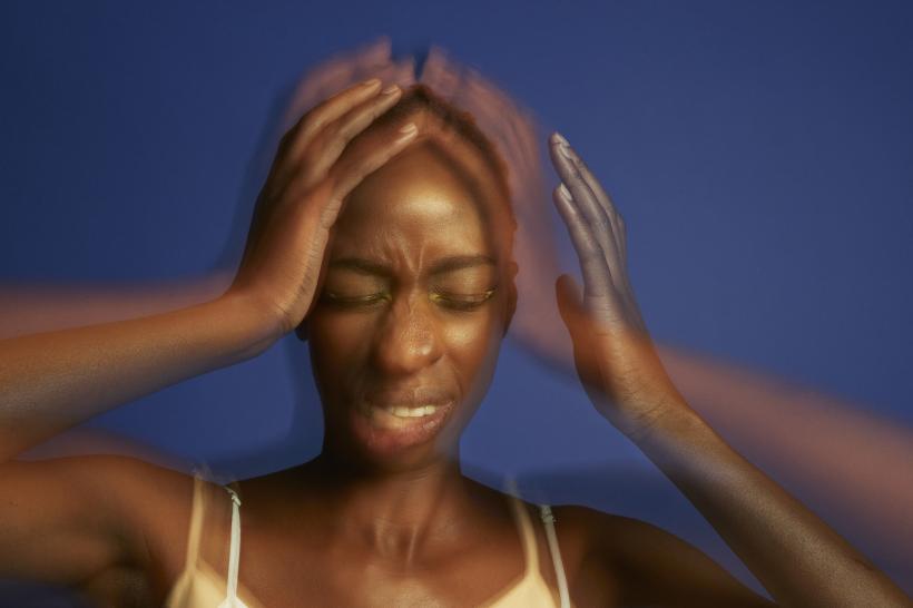 „Nu este vorba doar de durere, ci de o serie întreagă de evenimente”. Ce provoacă, de fapt, migrenele