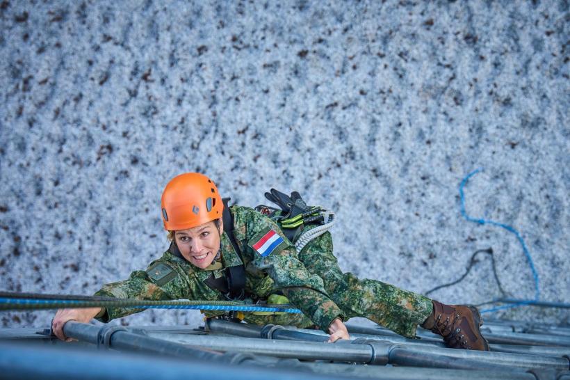 Imagini cu regina Maxima a Olandei, la exerciții de rezistență fizică sau de tras cu arma. La 54 de ani, se pregătește să fie rezervist