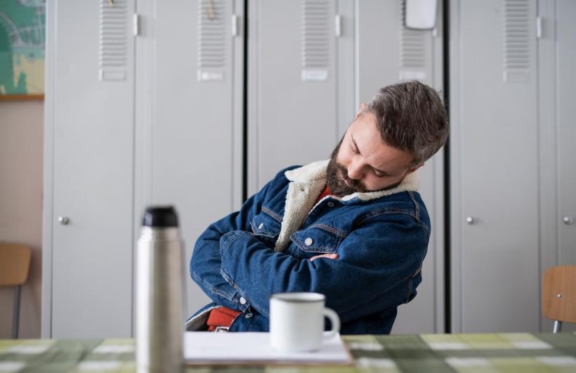 Un bărbat a fost concediat pentru că a adormit la birou. A dat în judecată firma și a primit toate salariile restante și compensații