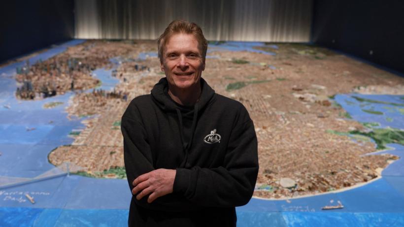 Un șofer de TIR a construit o machetă imensă a oraşului New York, în 21 de ani, într-un subsol. Acum, un muzeu expune „Little Apple”